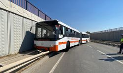 Eskişehir'de bariyere çarpan belediye otobüsünde hasar oluştu