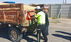 Kırşehir'de hasat dönemindeki 55 traktör römorkuna reflektör takıldı