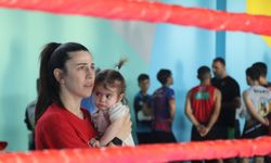 Kucağında bebeğiyle sporcu yetiştiriyor