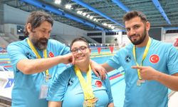 Otizmli ve işitme engelli yüzücü yeni başarılara babasıyla hazırlanıyor