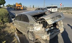 Sivas'ta bariyerlere çarpan otomobildeki 2 kişi yaralandı