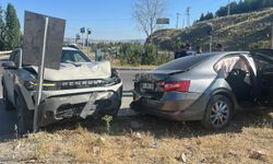 Sivas'ta iki otomobilin çarpıştığı kazada 5 kişi yaralandı