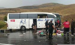 Sivas'ta yolcu otobüsü dağın yamacına çarptı