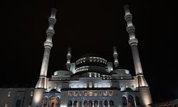 Ülke genelindeki camilerde sela okundu