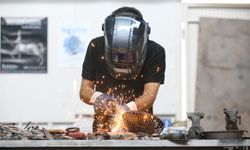 Balıkçı babasının mesleğinden aldığı ilhamla hurda metallerden deniz canlılarının heykelini yaptı