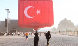 Kapadokya'da figürlü sıcak hava balonları gösteri uçuşu yaptı