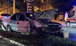 Kayseri'de aydınlatma direğine çarpan otomobilin ehliyetsiz sürücüsü yaralandı