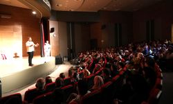 Kayseri'de 'Perde Arkası' tiyatro oyunu seyirciyle buluştu