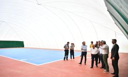 Kayseri'de tenis kortlarının üstlerini kapatma işlemi sürüyor