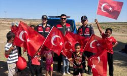 Kırşehir'de jandarma, geçici tarım işçilerinin çocuklarıyla buluştu