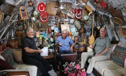 Müze gibi evinde 40 yıldır biriktirdiği antikaları sergiliyor