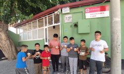 Niğde'de bir hayırsever Kur'an kursu öğrencilerine dondurma ikram etti