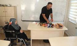 Sivas'ta bedensel engelliler 'ebru kursu' ile hayata tutunuyor