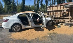 Sivas'ta otomobil ile traktör çarpıştı, 3 kişi yaralandı