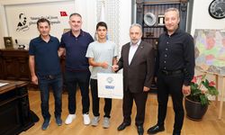 Talas Belediyespor'un genç yeteneği Başkan Yalçın'ı ziyaret etti