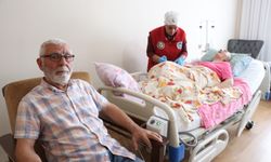 Yatalak ve konuşamayan eşine 10 yıldır gözü gibi bakıyor