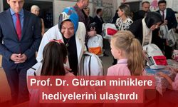 Prof. Dr. Gürcan miniklere hediyelerini ulaştırdı