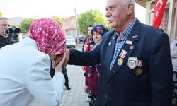Bakan Göktaş'tan, evliliklerinde 48 yılı geride bırakan Bulut çiftine ziyaret