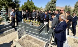'Bozkırın Tezenesi' halk ozanı Neşet Ertaş, mezarı başında anıldı