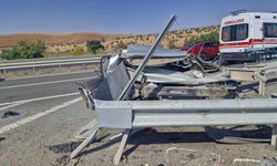 Kırıkkale'de bariyerlere çarpan otomobildeki 1 kişi öldü, 4 kişi yaralandı