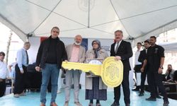 Melikgazi'de kentsel dönüşüm kapsamında yapılan 300 daire için kura ve teslim törenini yapıldı