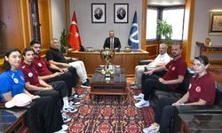 Şampiyon öğrenciler kupalarını Anadolu Üniversitesi Rektörü Adıgüzel'e takdim etti