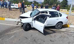 Sivas'ta kepçeye çarpan otomobilin sürücüsü yaralandı