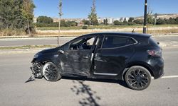 Sivas'ta minibüs ile otomobilin çarpıştığı kazada 3 kişi yaralandı