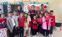 Altınyayla'da jandarma çocuklarla Cumhuriyet Bayramı'nı kutladı