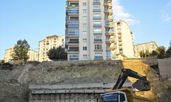 Ankara'da bir inşaatın temel çalışması sırasında bitişiğindeki 17 katlı binanın çevresinde kayma yaşandı