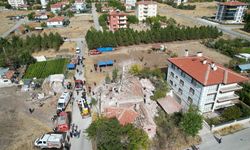 Ankara'nın Çubuk ilçesinde deprem riski nedeniyle boşaltılan 4 katlı bina çöktü