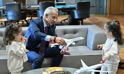 Bakan Uraloğlu, uçak görünce yaşadıkları mutluluk sosyal medyaya yansıyan ikiz kardeşleri ağırladı