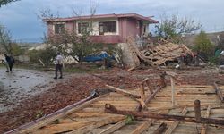Beypazarı'nda etkili olan hortum bazı evlere ve ağıllara zarar verdi
