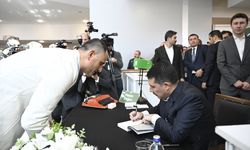 Cumhurbaşkanlığı Özel Kalem Müdürü Doğan, 22. Ankara Kitap Fuarı'nda kitaplarını imzaladı