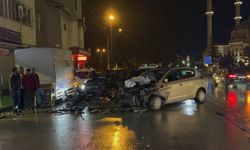 Eskişehir'de park halindeki araçlara çarpıp kaçan sürücü başka bir araçla çarpıştı