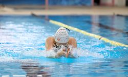 İşitme engelli milli yüzücüler İdil ile Irmak, Tokyo'da madalya için kulaç atacak