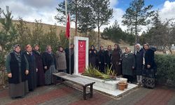 Kalfatlı kadınlar şehit Uhud Kadir Işık'ın kabrinin bakımını yaptı