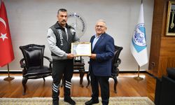 Kayseri'de tramvayın yolcuya çarpmasını önleyen güvenlik görevlisi ödüllendirildi