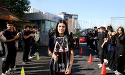 Kick boks dünya şampiyonu öğrenciye okulunda konfetili sürpriz karşılama yapıldı