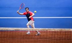 Konyalı sanayiciler fabrikada açılan toprak tenis kortta ter döküyor