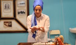 Kozadan elde ettiği ipeği tezgahta sanat eseri halılara dönüştürüyor