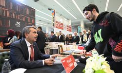 Milli Eğitim Bakanı Tekin, 22. Ankara Kitap Fuarı'nda kitaplarını imzaladı: