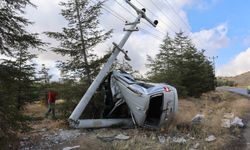 Nevşehir'de aracıyla elektrik direğine çarpan ehliyetsiz sürücü yaralandı