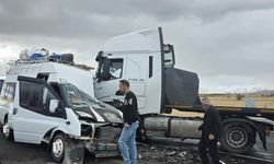 Nevşehir'de tarım işçilerini taşıyan minibüs ile tırın çarpıştığı kazada 9 kişi yaralandı