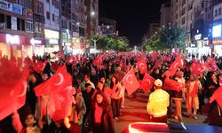 Sivas'ta Cumhuriyet'in 102. yıl dönümü fener alayı ile kutlandı