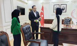 Sivas'ta öğrenciler topladıkları paraları Filistin'e bağışladı