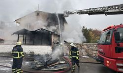 Sivas'ta yangında 2 katlı ev kullanılamaz hale geldi