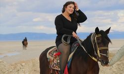 Tuz Gölü, at ve ATV turlarıyla turistlerin gözdesi oluyor