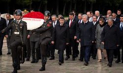 Vali Şahin, Ankara'nın başkent oluşunun 102. yılı dolayısıyla Anıtkabir'i ziyaret etti