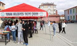 Yunak'ta ortaokul öğrencileri Gazze'li çocuklar için kermes düzenledi